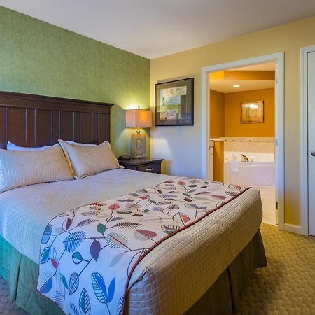 Vacation Village In The Berkshires Hancock Exteriér fotografie A bedroom at the Grand Country Hotel