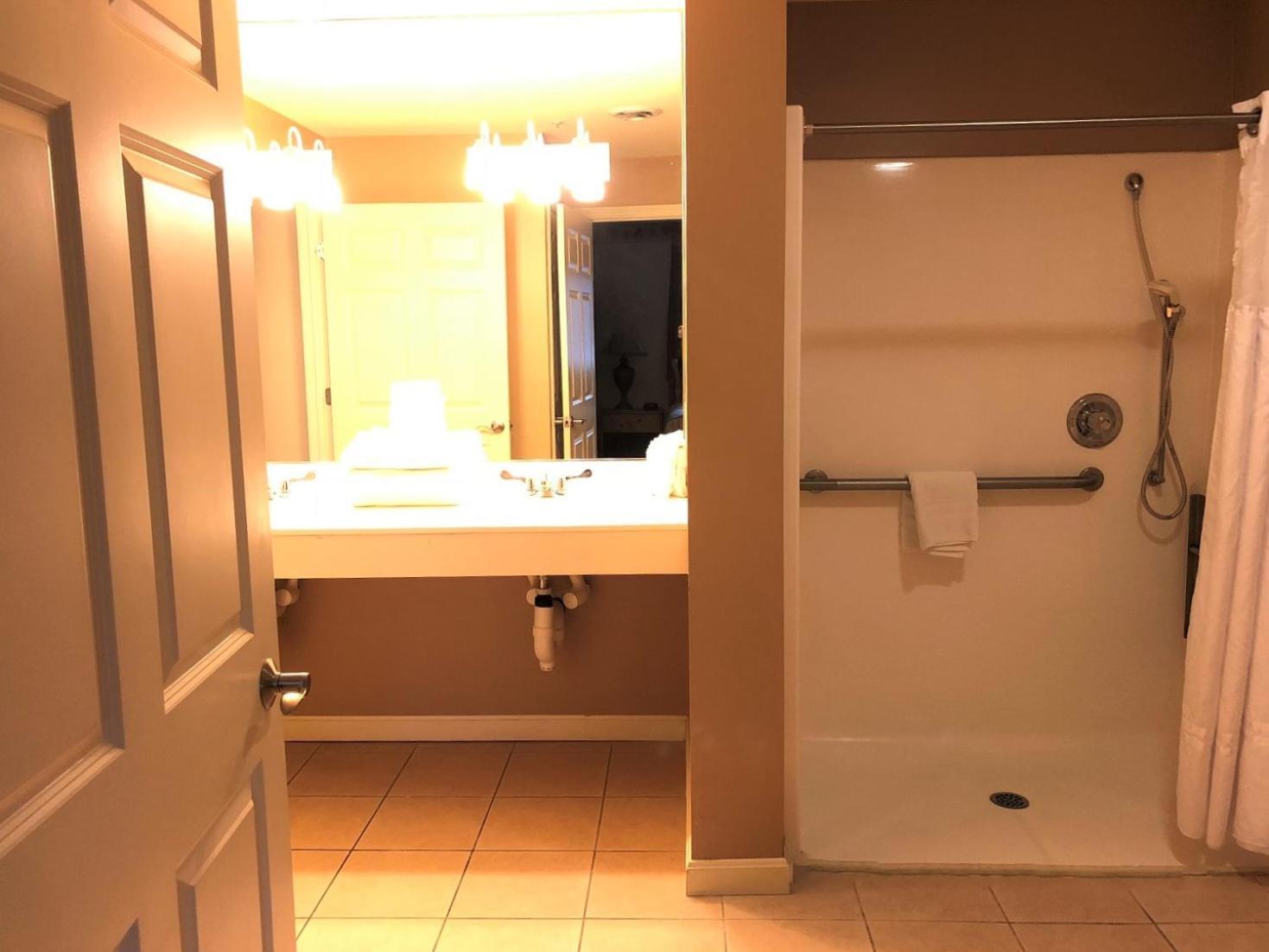 Vacation Village In The Berkshires Hancock Pokoj fotografie A typical bathroom in a hotel