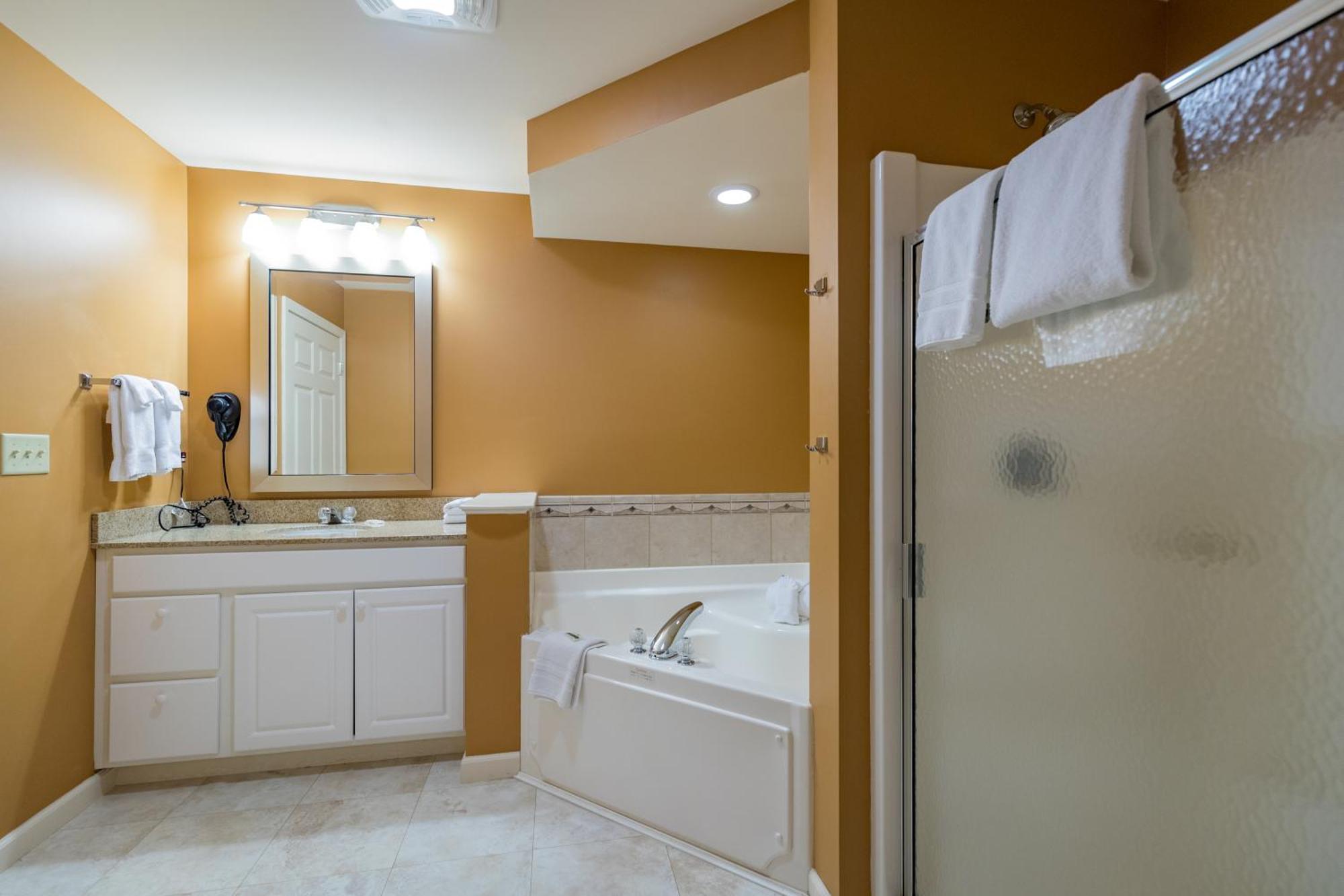 Vacation Village In The Berkshires Hancock Exteriér fotografie A bathroom in a typical hotel room