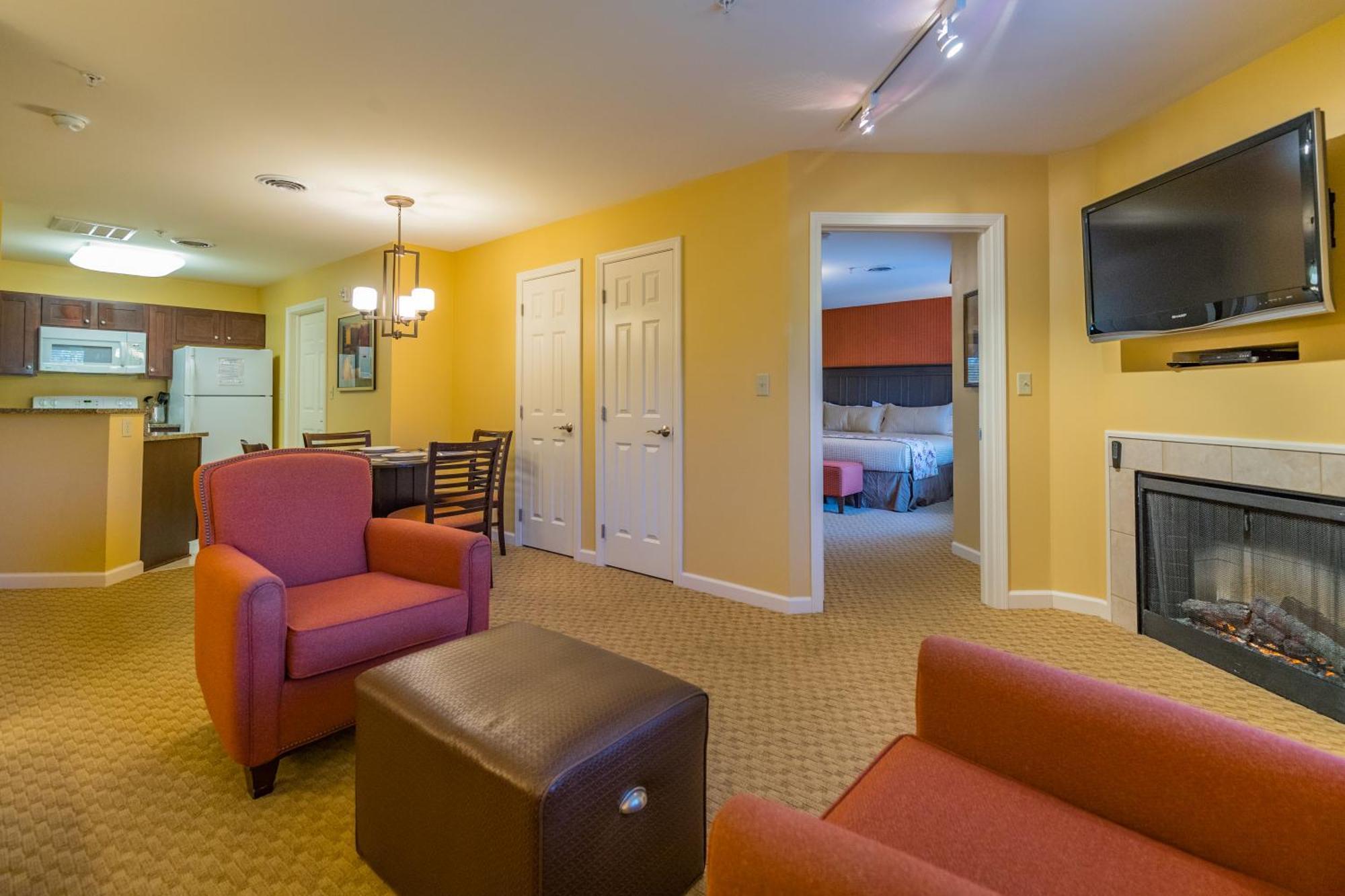Vacation Village In The Berkshires Hancock Exteriér fotografie Living room of a typical two-bedroom suite