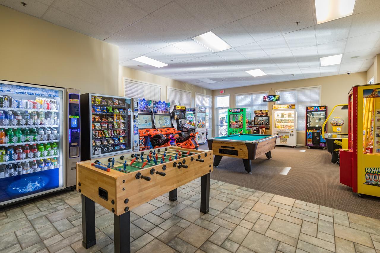 Vacation Village In The Berkshires Hancock Exteriér fotografie The game room at the station