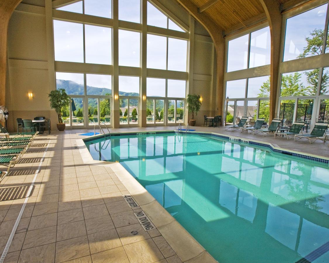 Vacation Village In The Berkshires Hancock Exteriér fotografie The indoor pool at the Grand Summit Hotel